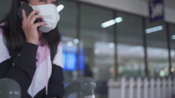 Joven Viajero Asiático Mujer Con Equipaje Hablando Teléfono Inteligente Terminal — Vídeos de Stock