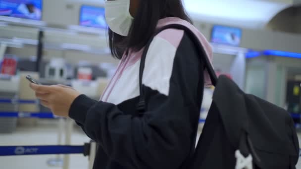 Aziatische Vrouw Dragen Medisch Masker Met Behulp Van Smartphone Staan — Stockvideo