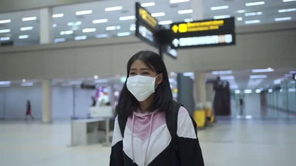 Joven Piel Bronceada Mujer Asiática Máscara Médica Protectora Caminando Cola — Vídeos de Stock