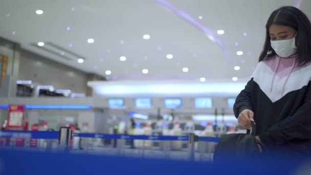 Asiatin Trägt Medizinische Maske Flughafenflug Mit Abflugtischtafel Flughafen Check Schalterterminal — Stockvideo