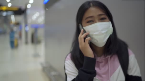 Asyalı Kadın Havaalanı Terminalinde Koruyucu Maske Takıyor Yolcuları Transfer Ediyor — Stok video