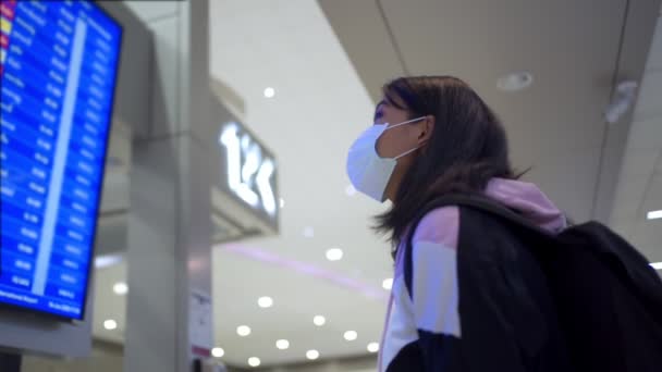 Азіатська Жіноча Маска Трансферу Пасажирського Одягу Стоїть Екрані Таблиці Часу — стокове відео