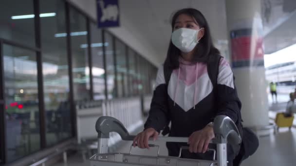 Femme Asiatique Masque Protection Poussant Chariot Bagages Aéroport Extérieur Terminal — Video