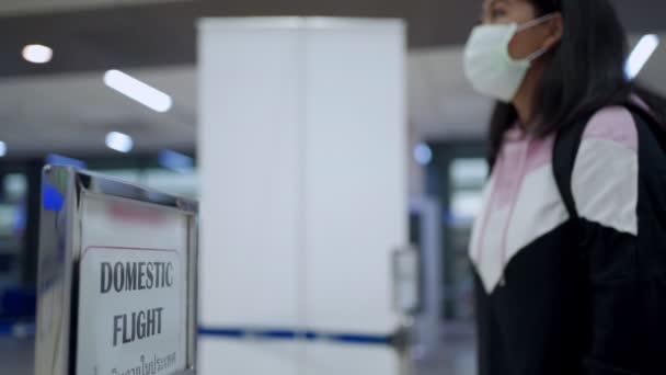 Mujer Asiática Usar Máscara Médica Usando Teléfono Inteligente Terminal Del — Vídeos de Stock