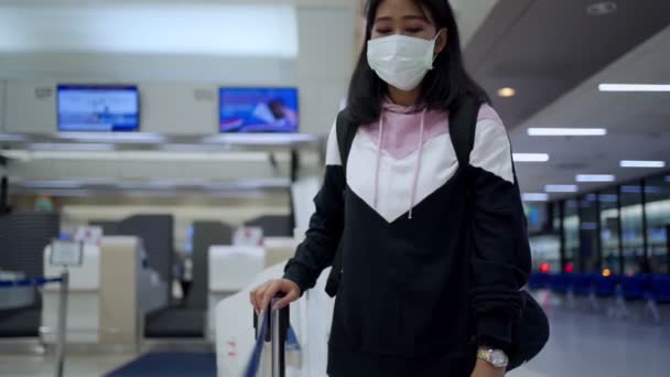 Mladá Opálená Kůže Asijka Ochranné Lékařské Masce Chůze Frontě Letišti — Stock video
