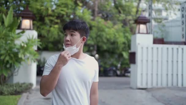Asiático Jovem Remover Máscara Protetora Casa Quintal Epidemia Vírus Covid — Vídeo de Stock