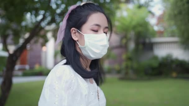 Hezká Asijská Dívka Bílé Ochranné Masce Připravena Jít Ven Život — Stock video