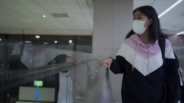 Νοτιοανατολικής Ασίας Γυναίκα Φορούν Ιατρική Μάσκα Στο Αεροδρόμιο Check Μετρητή — Αρχείο Βίντεο
