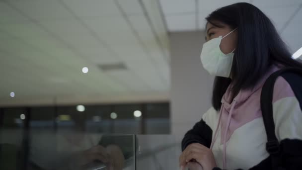 Mujer Del Sudeste Asiático Usar Máscara Médica Aeropuerto Check Terminal — Vídeos de Stock