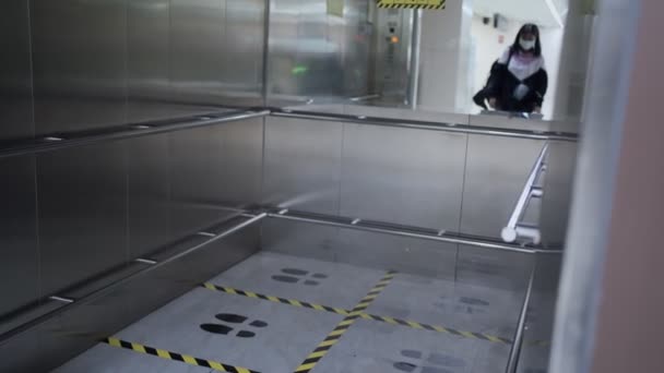 Mulher Asiática Usar Máscara Usando Elevador Terminal Aeroporto Subir Escadas — Vídeo de Stock