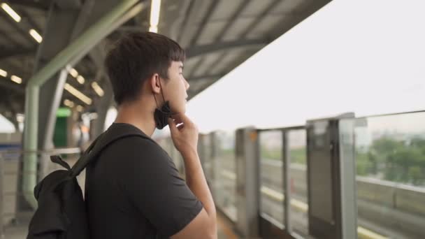 Asiático Jovem Pendular Colocar Máscara Preta Céu Plataforma Trem Covid — Vídeo de Stock