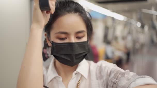 Азійська Жінка Дивиться Час Носить Маску Обличчя Тримає Рукостискання Поїзді — стокове відео