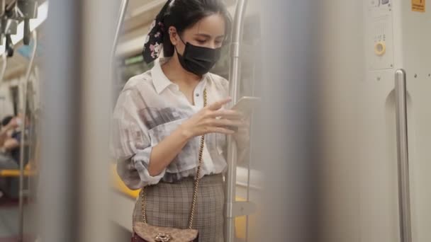 Gyönyörű Ázsiai Visel Fekete Maszk Állni Kapaszkodni Pole Belsejében Metró — Stock videók