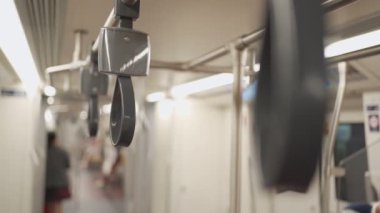 Metro kulpunu kapat, toplu taşıma riski bulaşıcı hastalık, tren kulp halkası, modern şehir yaşam tarzı, virüs bulaşmış nesne, gökyüzü treninde normal bir kız.