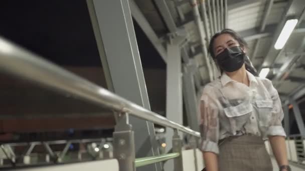 Ganska Asiatisk Flicka Bär Svart Skyddsmask Vilar Arm Korsning Bro — Stockvideo