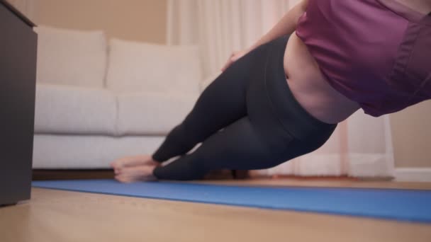 Azjatka Młoda Kobieta Ćwicząca Domu Podczas Blokady Covid Ćwicząca Mięśnie — Wideo stockowe