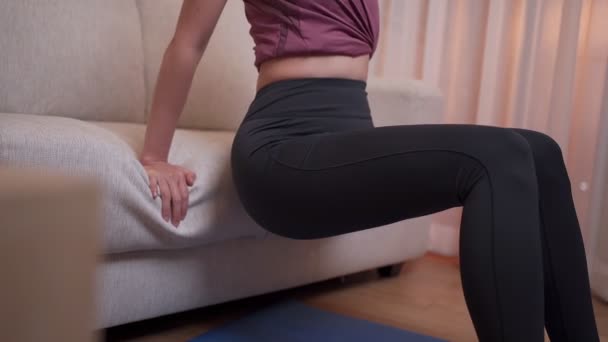 女人在客厅沙发上做胳膊运动 三头肌浸浴训练 健康生活方式系数锁定 在家锻炼 简朴的生活 检疫时保持健康 自我锻炼 — 图库视频影像