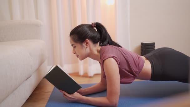 Ázsiai Fit Lány Planking Olvasás Könyv Multitasking Önmotiváció Zárlat Alatt — Stock videók