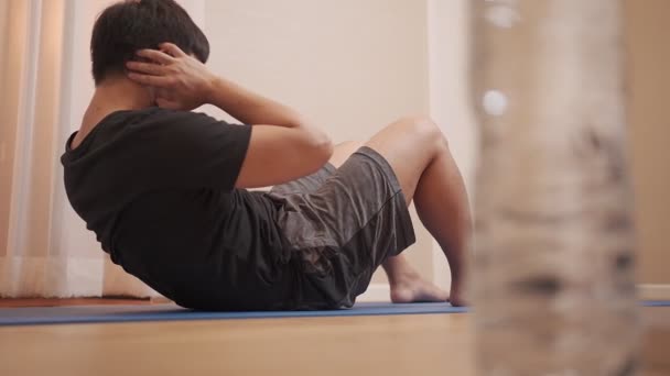 アジアの男は座っています腹部クランチ運動自宅で床の上に横たわっ ホームフィットネストレーニングワークアウト フィット中にCovid 19家の隔離 滞在で形状ロックダウン隔離 — ストック動画