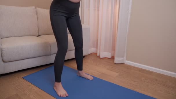 Frau Macht Kniebeuge Auf Yogamatte Heimischen Wohnzimmer Mit Couch Hintergrund — Stockvideo