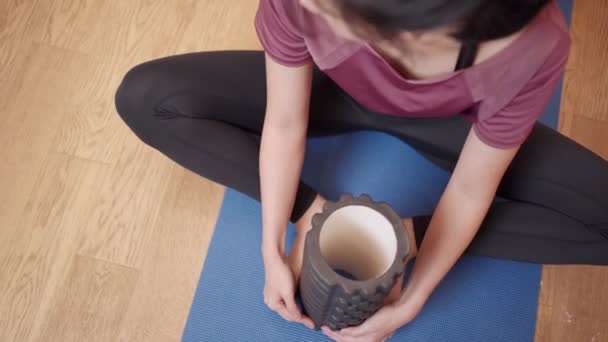 보이는 아시아 여성이 아파트 거실의 매트에서 운동을 스포츠 장비인 스트링 — 비디오