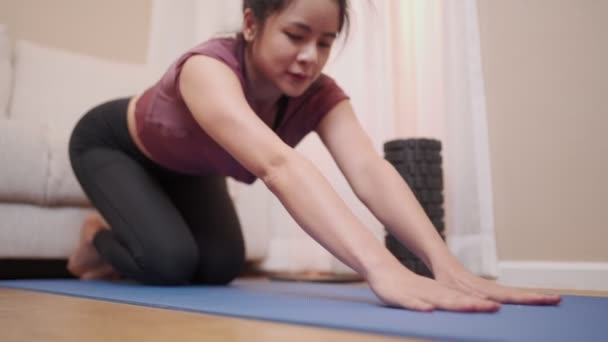 Aziatisch Jong Vrouw Doen Yoga Stretch Blauwe Mat Home Yoga — Stockvideo