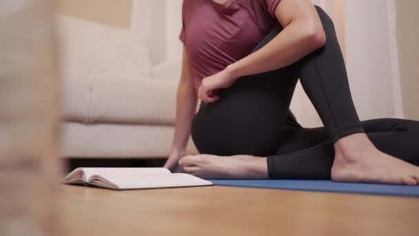 Multitâche Fitness Sportif Femme Asiatique Faire Yoga Lecture Maison Salon — Video
