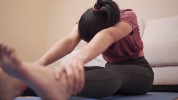 Asyalı Bir Kadın Evinde Yoga Minderine Uzanıyor Kovid Kilitliyor Ayak — Stok video