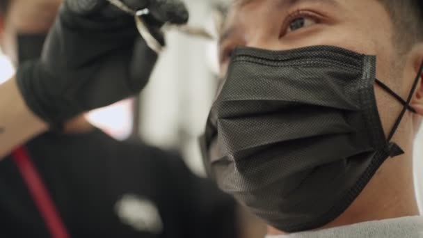 아시아의 클로즈업 얼굴은 이발소에서 머리를 트리밍 마스크를 착용합니다 서비스 전염병 — 비디오