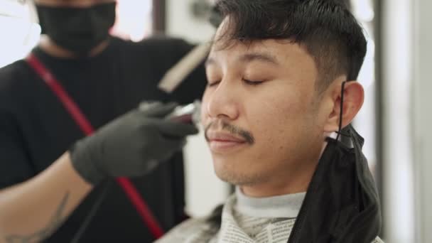 アジアの男性は髪を切ります 隔離期間中 電気ヘアトリマー剃り刃 男のバー コロナウイルス Covid 再オープンビジネス世界Pandemic 中小企業の所有者が起動する — ストック動画