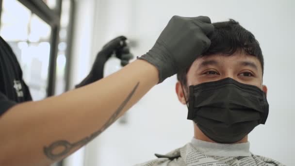 Azjatyckim Zakładzie Fryzjerskim Mężczyzna Nosi Czarną Maskę Strzyże Włosy Możliwość — Wideo stockowe