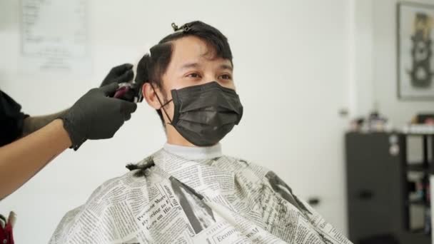 Asiatische Männer Mit Schwarzer Schutzmaske Erhalten Männlichen Friseursalon Einen Hair — Stockvideo