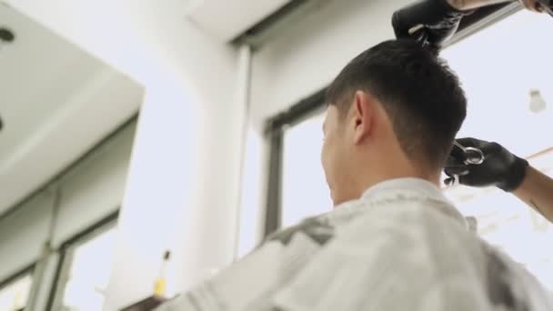 Низький Кут Зору Всередині Барбершопу Азіатський Чоловік Отримує Стрижку Волосся — стокове відео