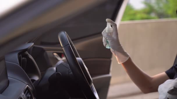 アジアの女性は白い手袋のスプレーを身に着け 車のステアリングホイールのフロントガラス 消毒ワイプを拭きます 消毒製品 コビド 19コロナウイルス 新しい正常な車洗浄の黄金の時間 — ストック動画