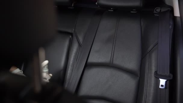 Frau Trägt Weißen Handschuh Desinfizieren Auto Rücksitz Mit Feuchten Wischtuch — Stockvideo