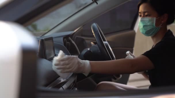 Азіатська Жінка Носить Рукавички Спрей Протирає Внутрішню Панель Консолі Автомобіля — стокове відео