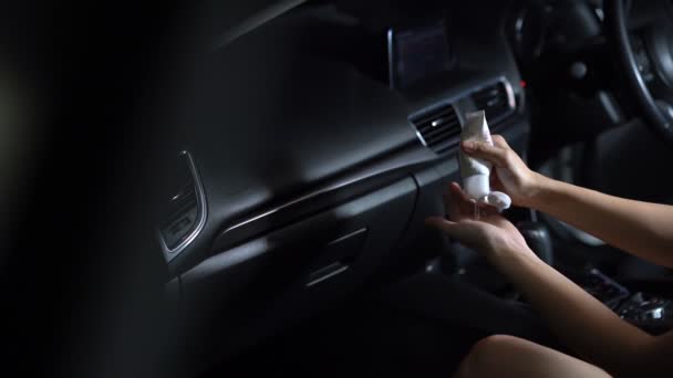 Kvinner Sittende Bilens Passasjersete Vaske Hånd Gni Sanitiseringsgel Normal Rutine – stockvideo