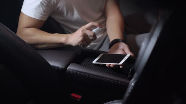 Чоловік Знезаражує Смартфон Екран Під Час Сидіння Машині Бактерії Забруднюють — стокове відео