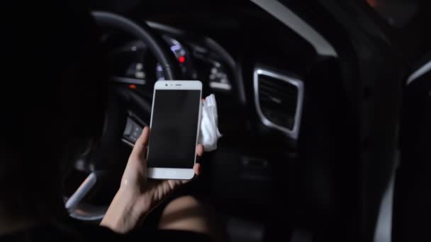 Närbild Kvinna Hand Sprutning Och Torka Smartphone Skärm Medan Desinfektionsmedel — Stockvideo
