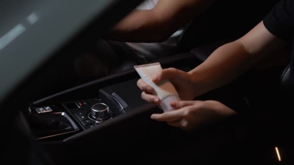 Pasangan Asia Yang Pulang Rumah Tempat Kejadian Mobil Pencucian Tangan — Stok Video