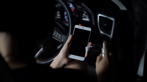 Kadın Eli Spreyleme Akıllı Telefon Ekranını Silme Dezenfektan Islak Mendil — Stok video