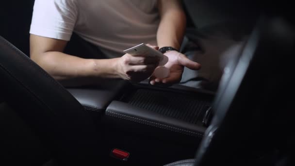 Aziatische Man Zit Auto Passagiersstoel Wassen Hand Wrijven Ontsmettende Gel — Stockvideo