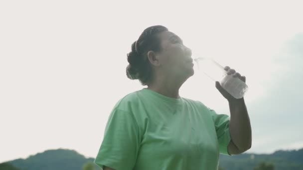 Азиатская Старшая Женщина Питьевой Воды Пластиковой Бутылки После Тренировки Парке — стоковое видео