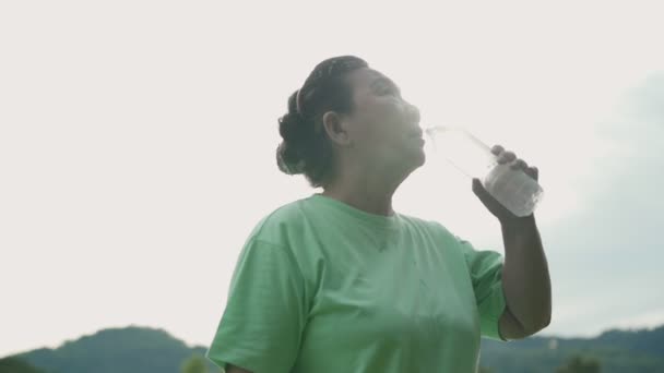 Asiática Idosa Mulher Bebendo Água Garrafa Plástico Após Trabalho Parque — Vídeo de Stock