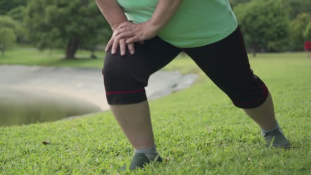 Sobre Peso Femenino Estirando Sus Piernas Mano Rodilla Piernas Pie — Vídeos de Stock