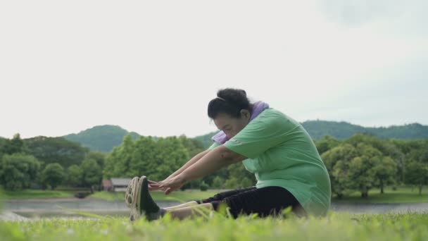 Asiatico Attivo Obeso Anziano Femmina Allungando Gambe Mano Piedi Sedersi — Video Stock