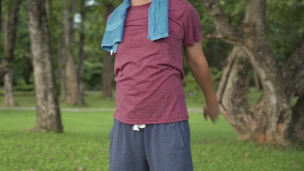 Asiatique Homme Balancer Ses Bras Faisant Debout Exercice Échauffement Parc — Video