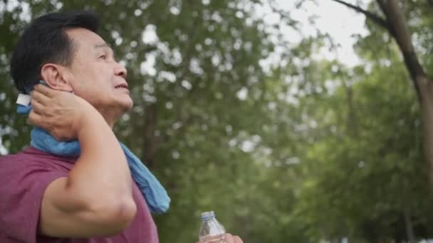Hombre Asiático Mediana Edad Limpiando Sudor Cara Cuello Durante Ejercicio — Vídeo de stock