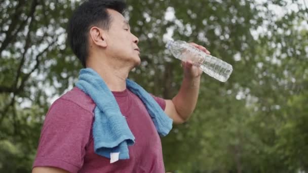 Asiatischer Senior Trinkt Wasser Der Pause Beim Sport Park Mit — Stockvideo
