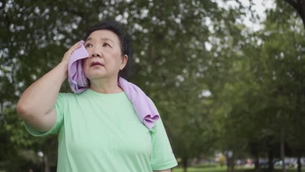 Asiatique Surpoids Femme Âgée Utilisant Une Serviette Pour Essuyer Sueur — Video